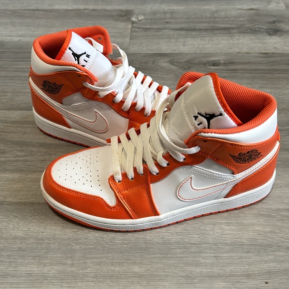 Nike Air Jordan 1 Mids - Picture 3 of 5